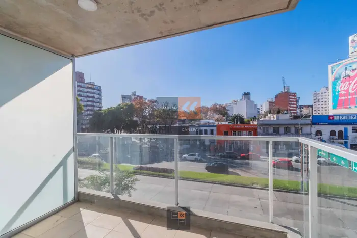 Edificio de viviendas de 1 y 2 dormitorios con patio verde.