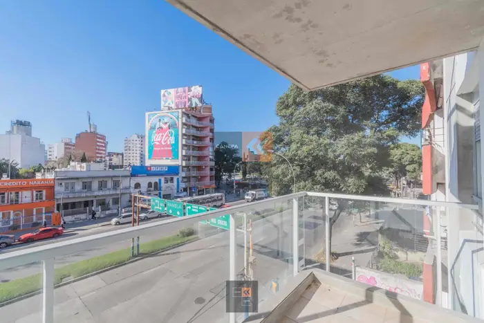 Edificio de viviendas de 1 y 2 dormitorios con patio verde.
