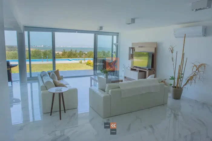 Punta Ballena vista plena al mar