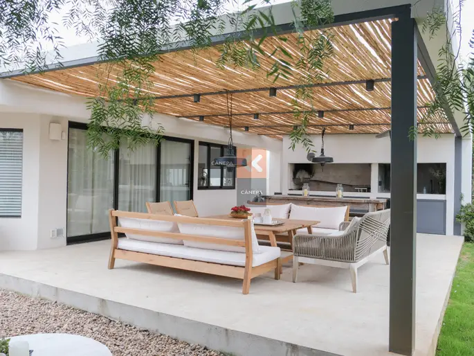 Venta casa en Barra de Carrasco con jardín y parrillero