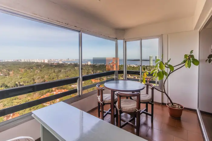Apartamento sobre Roosevelt en piso alto Punta del Este