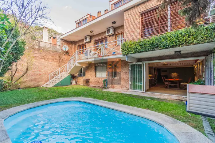Venta casa de 5 dormitorios en Malvín con jardín con piscina y barbacoa