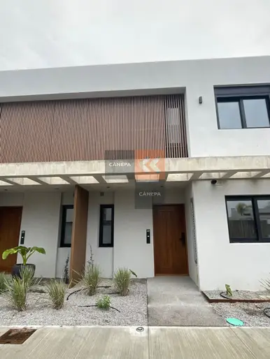 Venta casa de 3 dormitorios + jardín con parrillero en Carrasco
