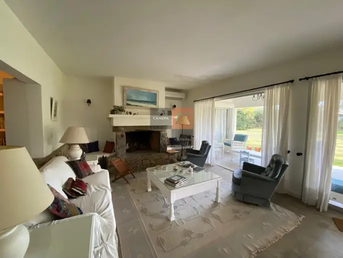 Casa de excelentes comodidades en barrio privado