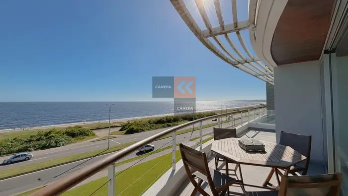 Departamento en primera línea de Playa Mansa