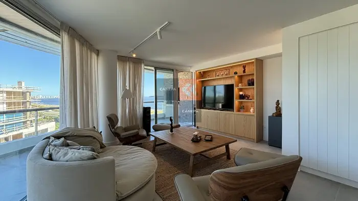 Departamento en primera línea de Playa Mansa, estufa a leña y parrillero propio