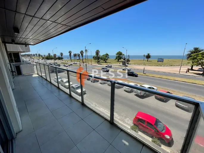 Venta Apartamento 3 Dormitorios y terraza frente al mar en Punta Carretas