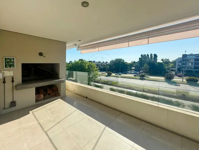 Apartamento en alquiler 3 dorm con parrillero y 2 cocheras en Parque Miramar
