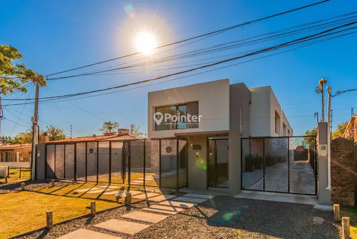 Venta Carrasco Norte 3 dormitorios, 3 baños, patio con parrillero y cochera