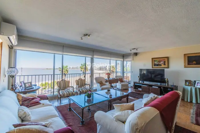 Apartamento en Rambla Pocitos con vista al mar, 3 dormitorios + servicio y garage
