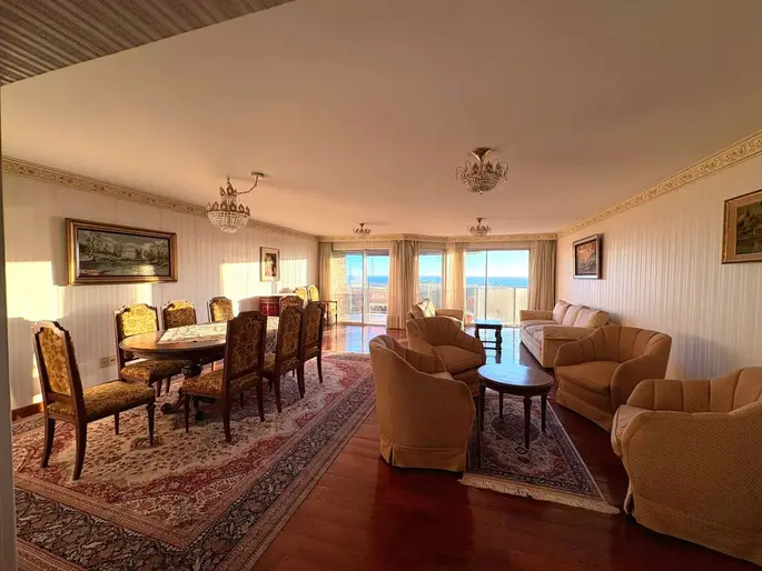 Venta de hermosa semi planta frente al Golf