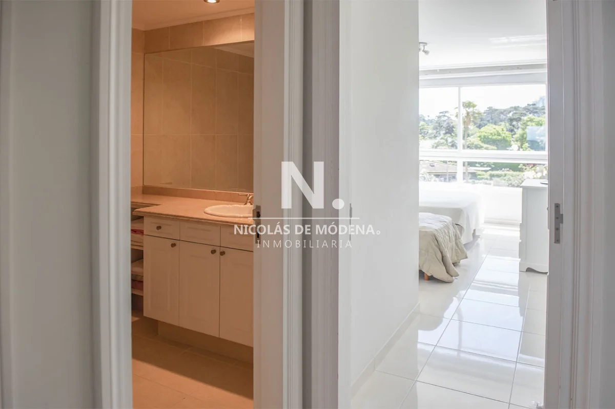 Apartamento en Playa Mansa, propiedad 22809 -Imagen 23