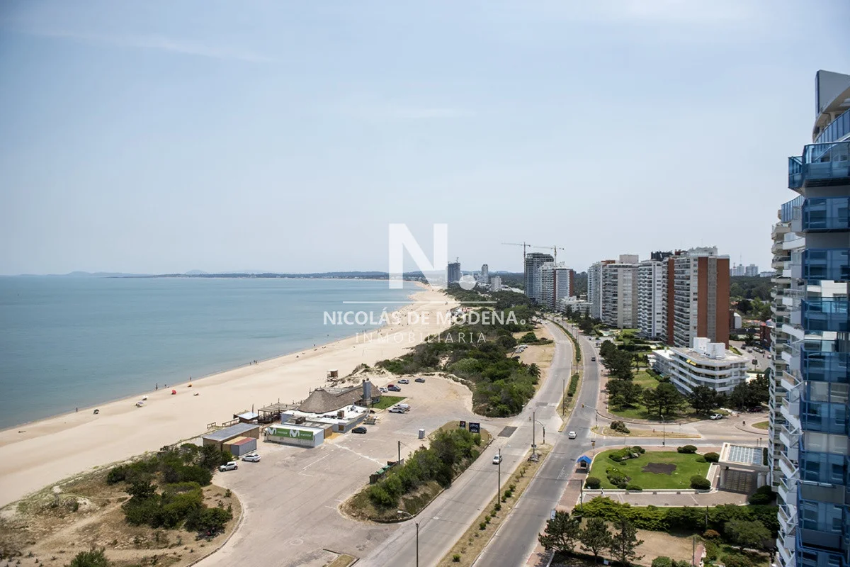 Apartamento en Playa Mansa, propiedad 22816 -Imagen 2