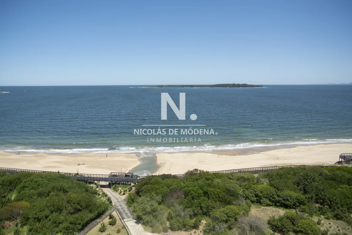 Apartamento en Playa Mansa, propiedad 27378 -Imagen 2