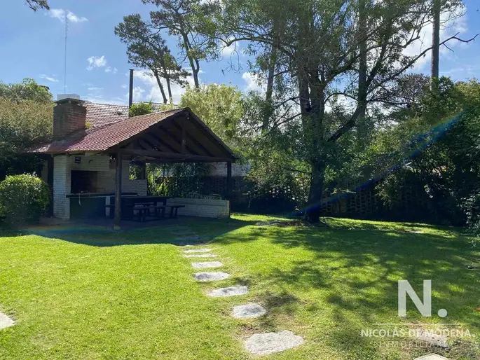 Vende casa de 3 dormitorios, con piscina y parrillero en Punta del Este.