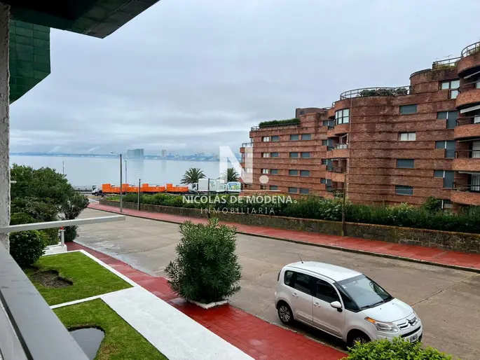 En venta impecable apartamento de 2 dormitorios, con vista parcial al mar en Peninsula Punta del Este.