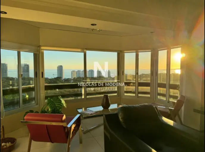 Oportunidad. Apartamento de 3 dormitorios reciclado , con vista al mar , ideal para vivir , Punta del Este