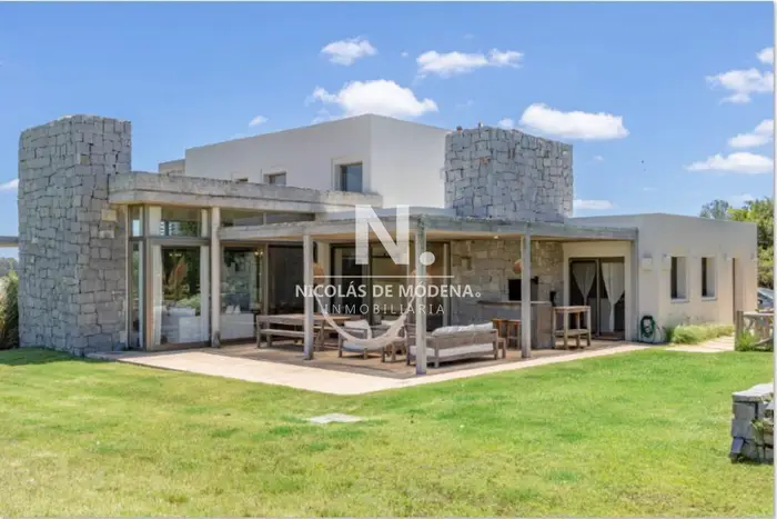 Vende impecable casa de 2 plantas con 3 dormitorios en suite, en el Quijote.