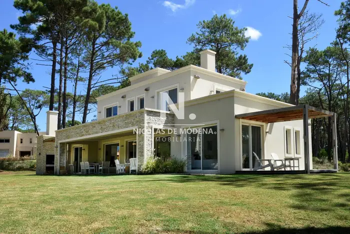 En alquiler casa de 4 dormitorios, con multiples comodidades en Laguna Blanca.