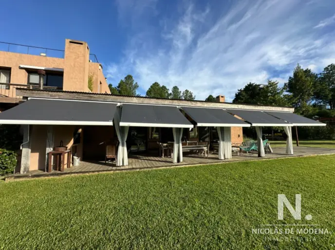 Vende Chacra de 5,4 Hectareas en Punta del Este, con una casa moderna de 4 dormitorios.