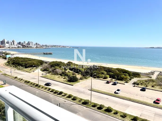 En venta departamento de 3 dormitorios en suite, con vista al mar, Mansa en Punta del Este.
