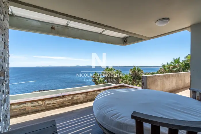 Vende apartamento con vista al mar, de 3 dormitorios en Punta Ballena.