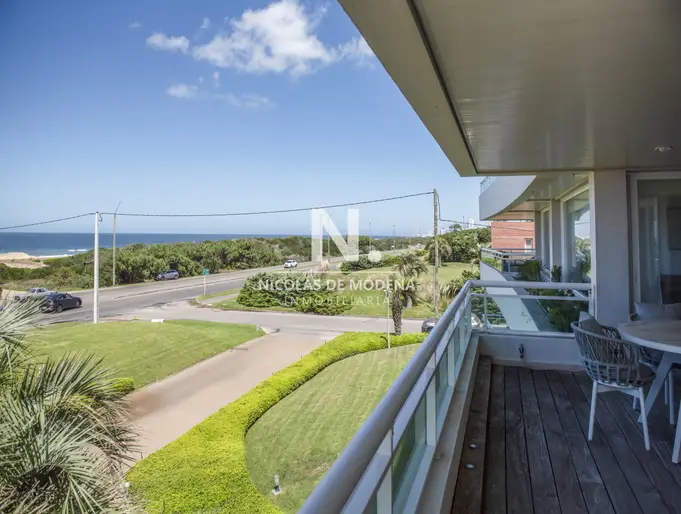 Vende apartamento en aplaya Brava de 3 dormitorios en suite con vistas espectaculares. Excelente oportunidad