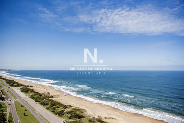Departamento frente al mar en venta, Piso alto. 3 dormitorios. Torre Le Parc,  Punta del Este