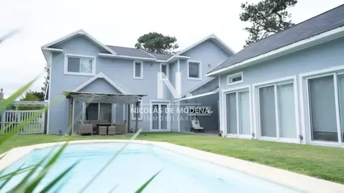 En venta casa de 4 dormitorios en Punta del Este, Barrio Privado La Arbolada.
