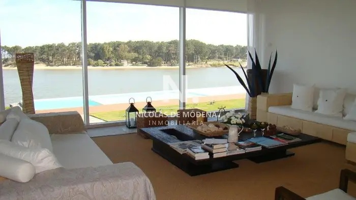 Vende apartamento de 4 dormitorios en suite, con vista espectacular en la Barra, Punta del Este.