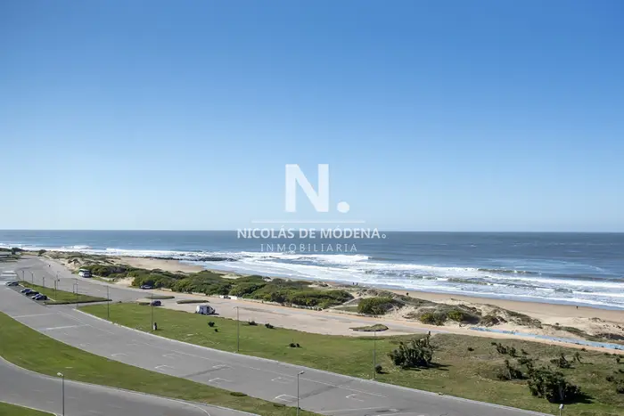En alquiler apartamento de 3 dormitorios en Brava- Punta del Este, con balcon cerrado.