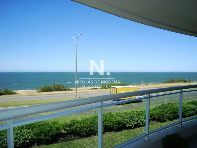 Vende apartamento de 3 dormitorios, con vista al mar en Mansa, Punta del Este.
