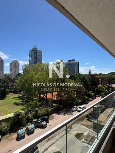 Vende impecable apartamento de 2 dormitorios en Brava, Punta del Este.