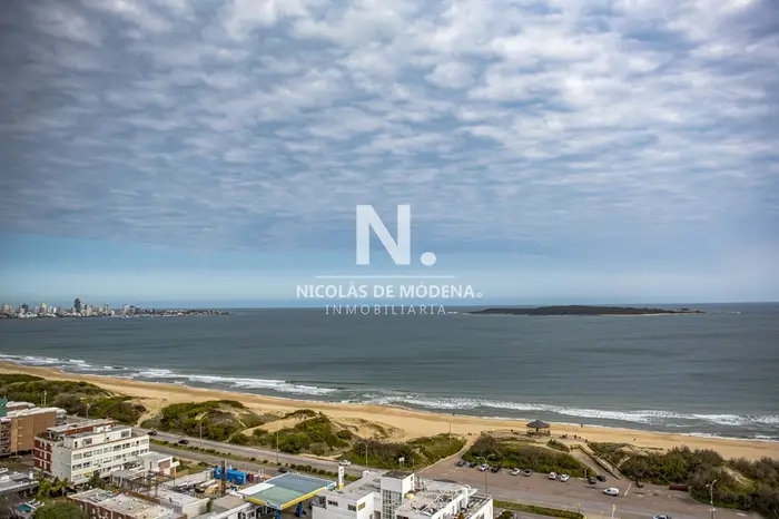 Vende apartamento esquinero en Le Jardin, Punta del Este