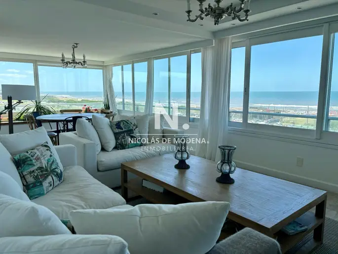Vende apartamento con vista espectacular de 3 dormitorios, en Brava Punta del Este.
