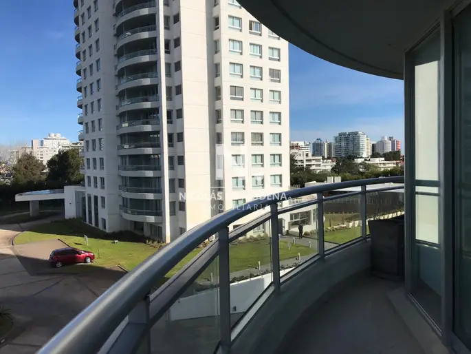 Vende apartamento de 3 dormitorios a metros del mar, en Roosevelt- Punta del Este.