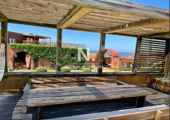 Vende casa en Manantiales, con terraza abierta de 4 dormitorios.