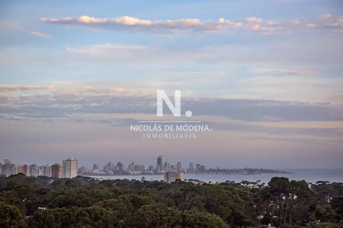 Vende apartamento de 3 dormitorios en Roosevelt  Punta del Este