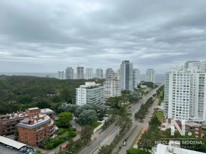 Alquila y vende apartamento de 3 dormitorios con vista al mar, en Roosevelt Punta del Este.
