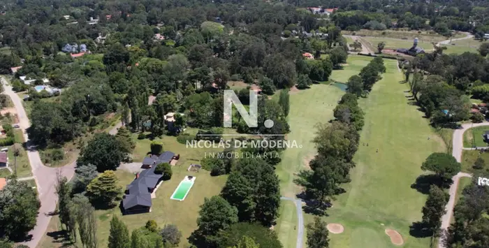 En venta casa de 4 dormitorios, con agradable entorno en Golf, Punta del Este.