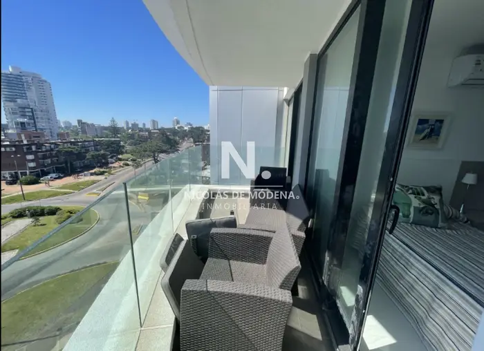 Se vende apartamento de 2 dormitorios en Mansa Punta del Este.