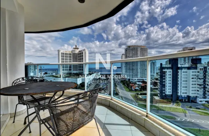 Vende apartamento de 3 dormitorios + servicio a metros del mar en Punta del Este