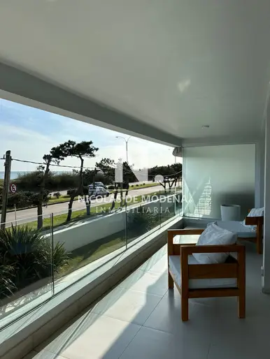 Vende apartamento de 2 dormitorios en Mansa, Punta del Este con vista.
