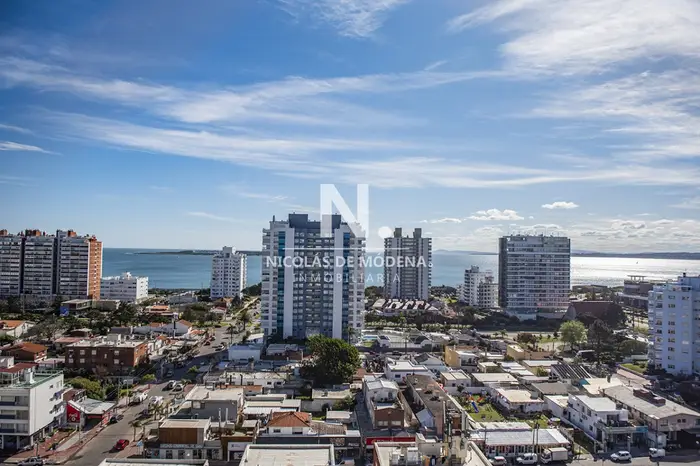 Piso alto con vista panoramica, 1 dormitorio y medio en venta. Punta del Este