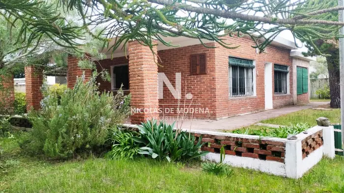 Vende casa de 4 dormitorios, con parrillero en Manantiales
