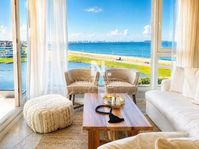 Vende apartamento con vista al mar de 3 suites, en Mansa- Punta del Este.