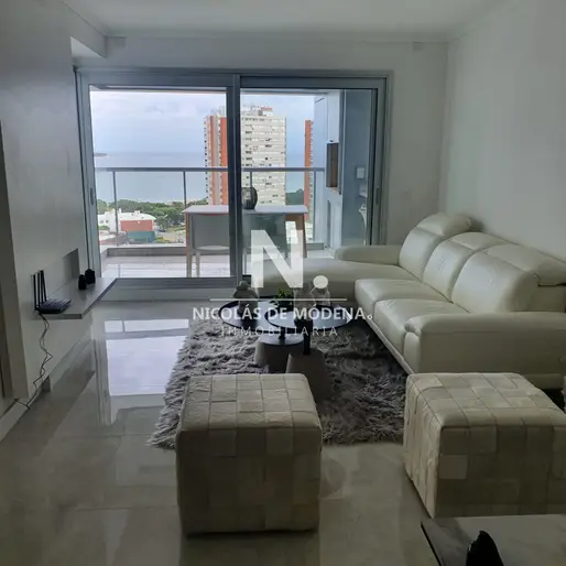 Vende apartamento de a metros del mar, de 2 dormitorios en Mansa, Punta del Este.