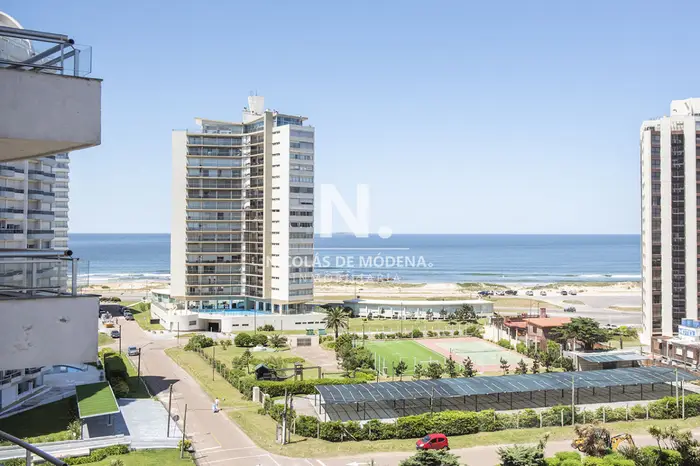 Alquila apartamento en Brava, Punta del Este de 3 dormitorios con excelente vista