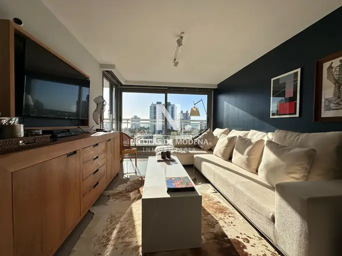 Vende departamento de 2 dormitorios finamente decorado en Torre Onix, Punta del Este