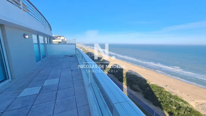 Lujoso Apartamento en venta de 3 dormitorios en Suite en Punta del Este. Primera Linea Brava. Torre Le Parc